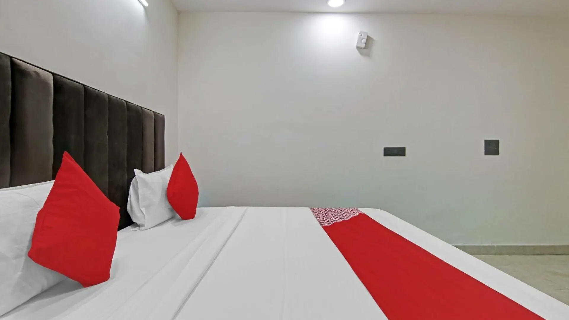 Hotel O The Crimson Palace New Delhi