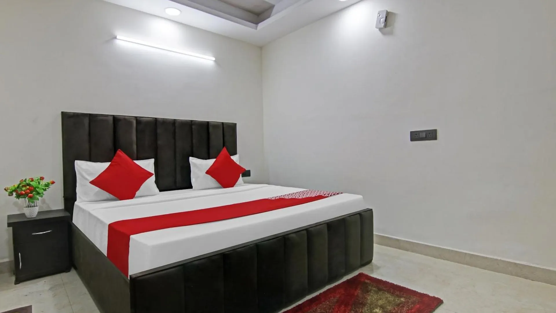 Hotel O The Crimson Palace New Delhi