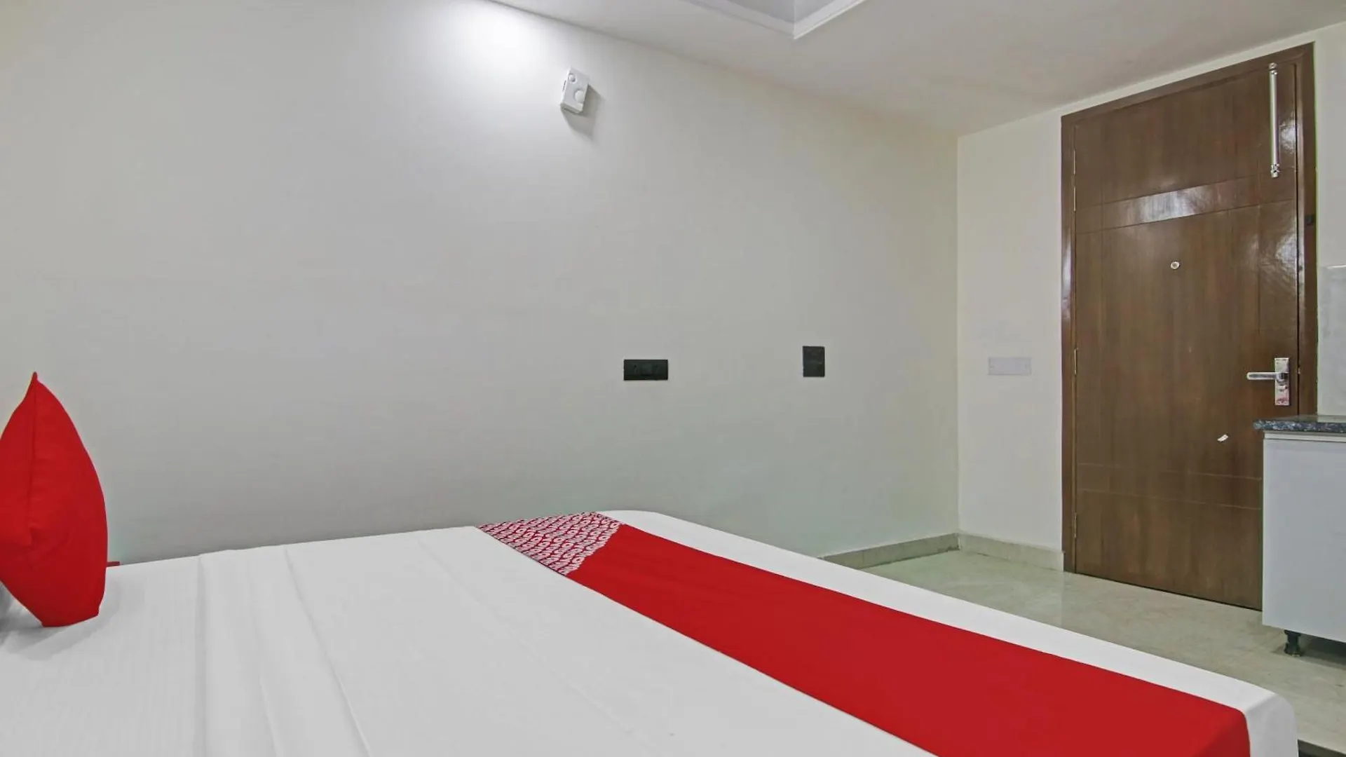 Hotel O The Crimson Palace New Delhi